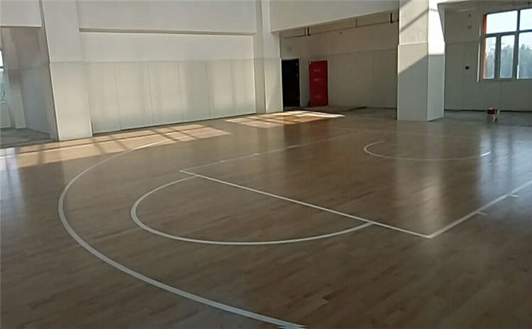 楓樺木乒乓球館木地板造價是的多少？